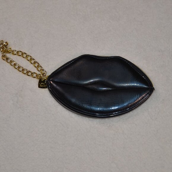 Betsey Johnson black lips wristlet, shiny black vegan leather with gold chain - Picture 5 of 12